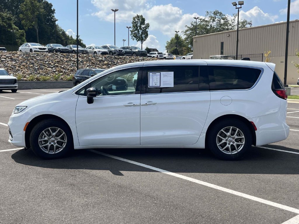 Used 2024 Chrysler Pacifica Touring-L FWD image 6