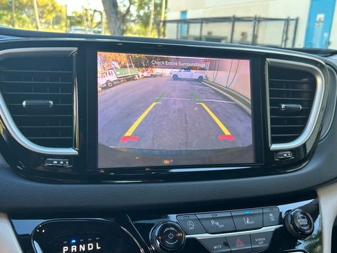 Used 2024 Chrysler Pacifica Touring-L image 24