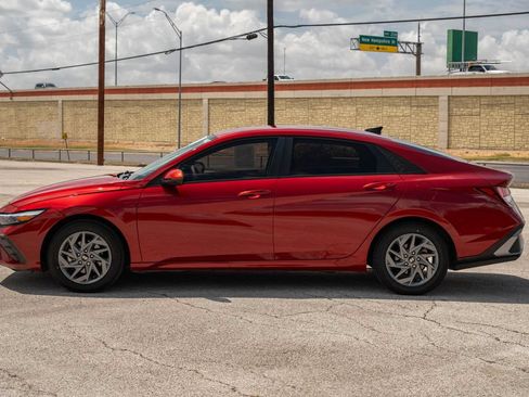 Used 2024 Hyundai Elantra SEL FWD image 5