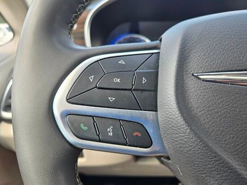 Used 2024 Chrysler Pacifica Limited FWD image 23