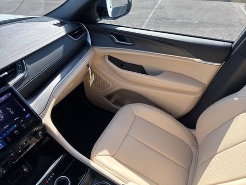 New 2025 Jeep Grand Cherokee L Limited w/ Luxury Tech Group II image 40