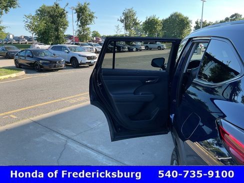 Used 2022 Toyota Highlander XLE AWD/4WD image 16