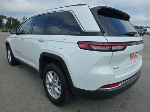 Used 2022 Jeep Grand Cherokee Laredo w/ Luxury Tech Group I AWD/4WD image 7