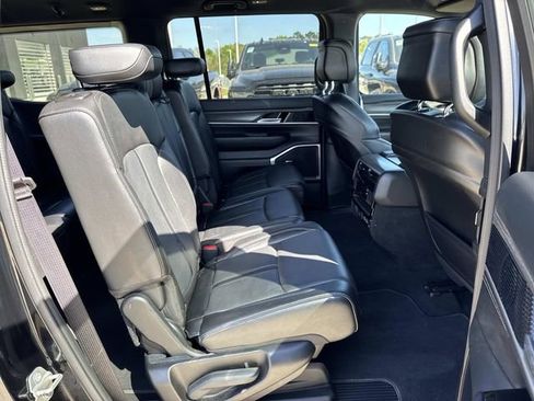 Used 2024 Jeep Wagoneer Series II w/ Flexible Seating Group image 13