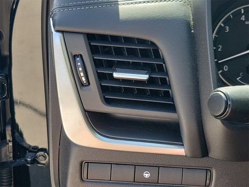 Used 2025 Nissan Rogue SV image 31