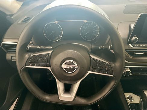 Used 2025 Nissan Altima 2.5 SV FWD image 17