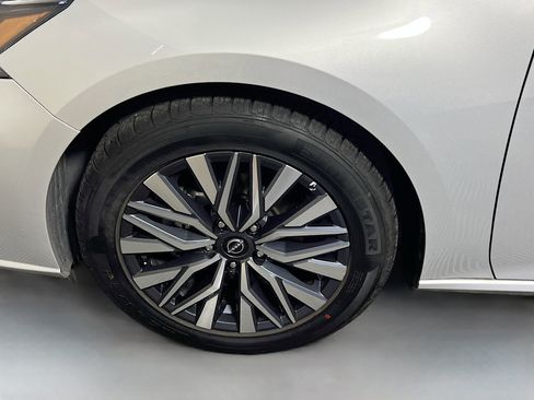 Used 2024 Nissan Altima 2.5 SV FWD image 13