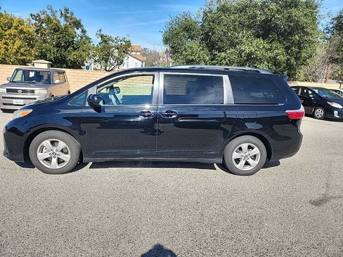 Used 2019 Toyota Sienna LE image 2