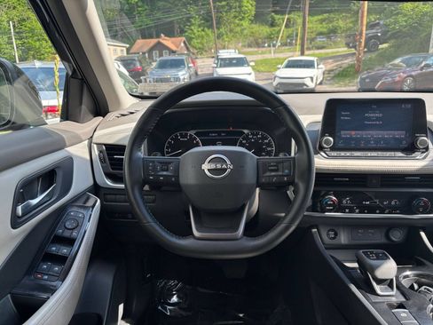 Used 2025 Nissan Rogue SV FWD image 31