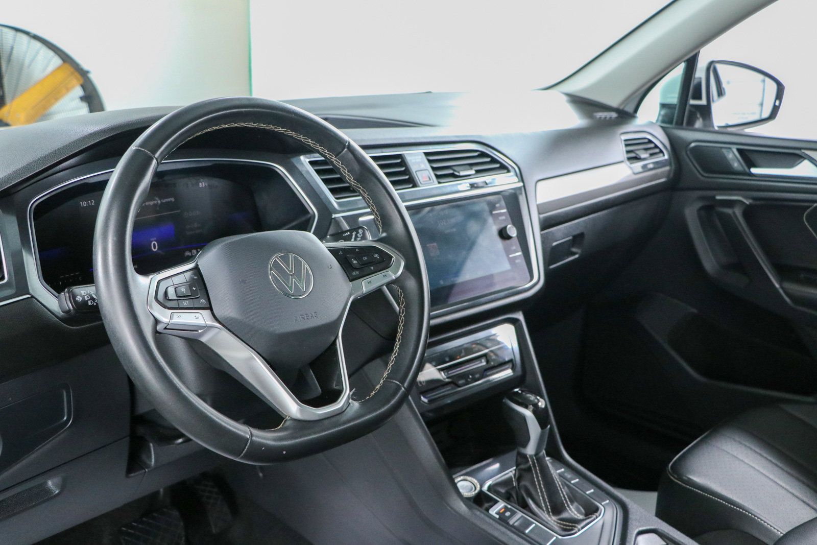 Used 2023 Volkswagen Tiguan SE w/ Panoramic Sunroof Package FWD image 23