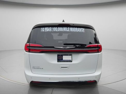 Used 2023 Chrysler Pacifica Touring-L FWD image 5