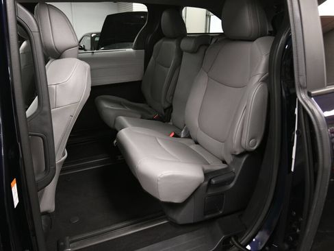 Used 2025 Toyota Sienna XLE FWD image 21
