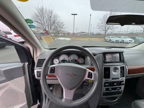 Used 2008 Chrysler Town & Country Touring image 38