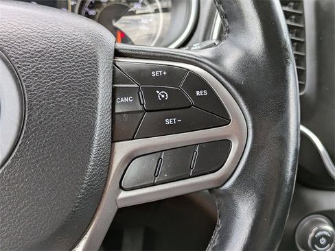 Used 2019 Jeep Cherokee Latitude Plus w/ Cold Weather Group image 24