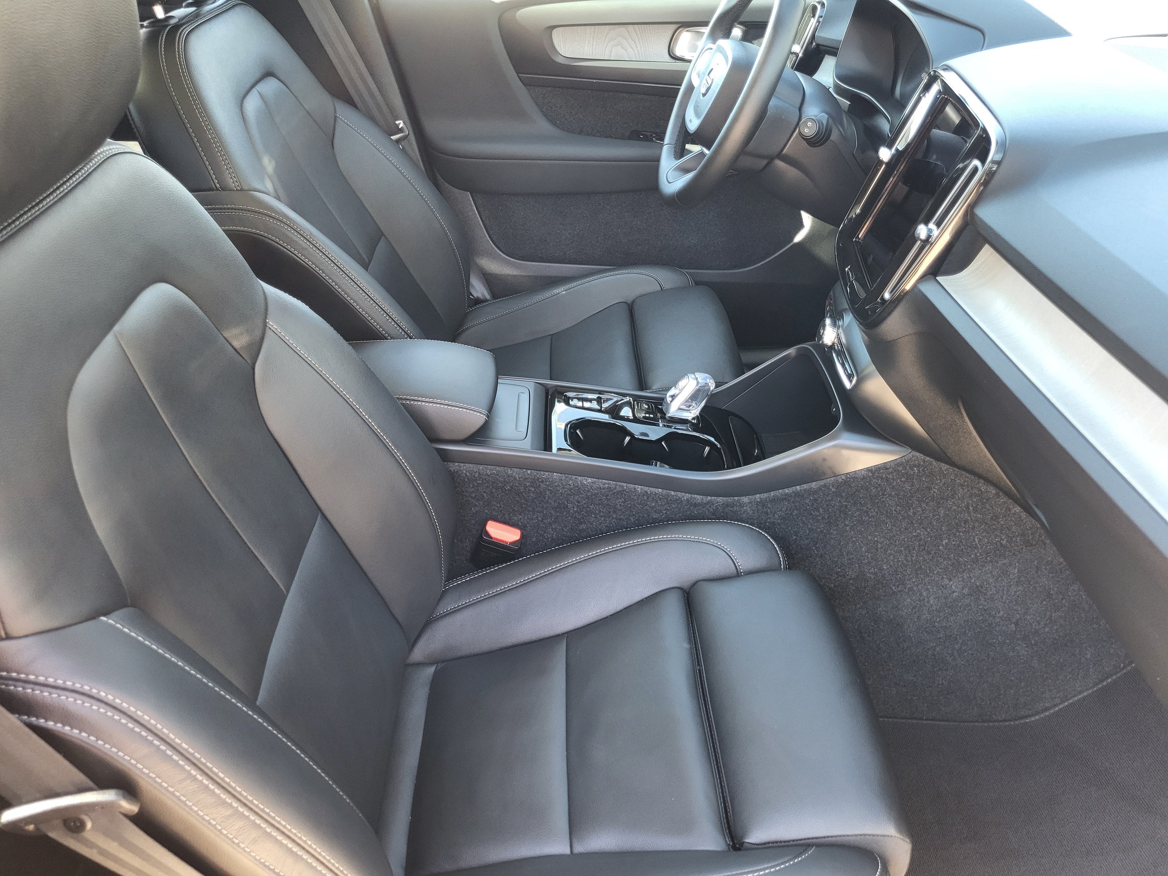 Certified 2026 Volvo XC40 B5 Plus AWD/4WD image 11