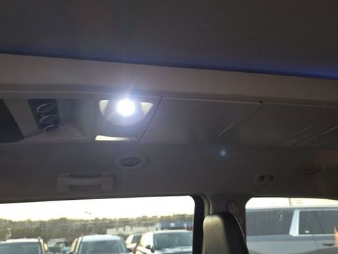 Used 2015 Chrysler Town & Country Touring image 20