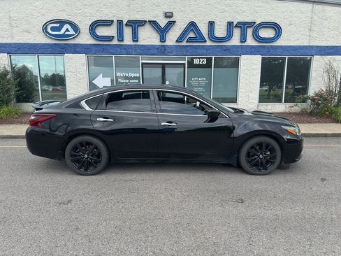 Used 2017 Nissan Altima 2.5 SR w/ Midnight Edition Package FWD image 3