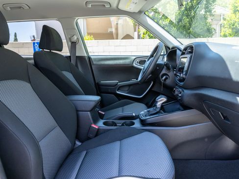 Used 2025 Kia Soul LX w/ LX Technology Package FWD image 29