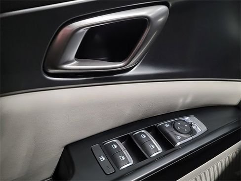 Used 2024 Kia Carnival LX image 10