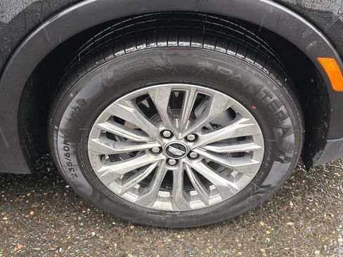 Used 2025 Cadillac XT4 Premium Luxury image 9