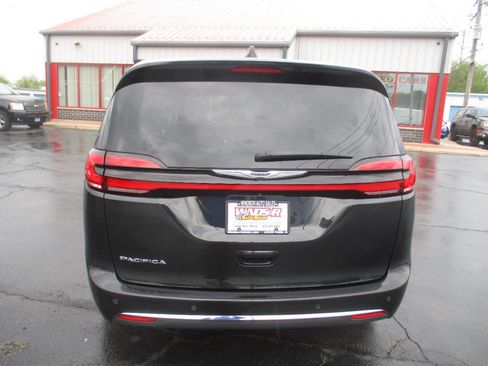 Used 2023 Chrysler Pacifica Touring-L FWD image 4