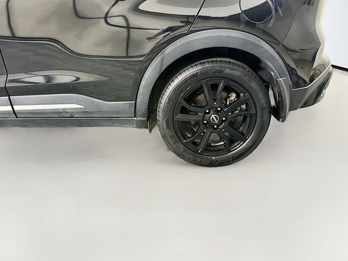 Used 2023 Nissan Kicks SR w/ Interior Electronics Package FWD image 11