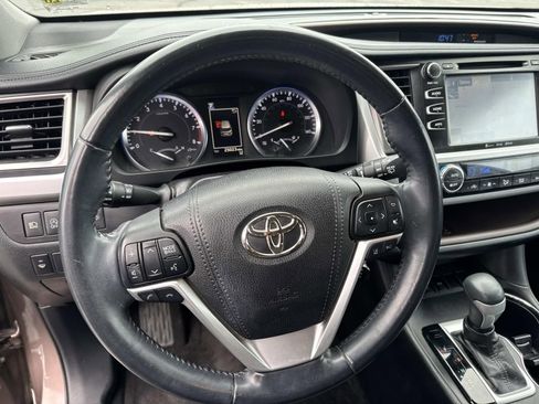 Used 2018 Toyota Highlander XLE image 22