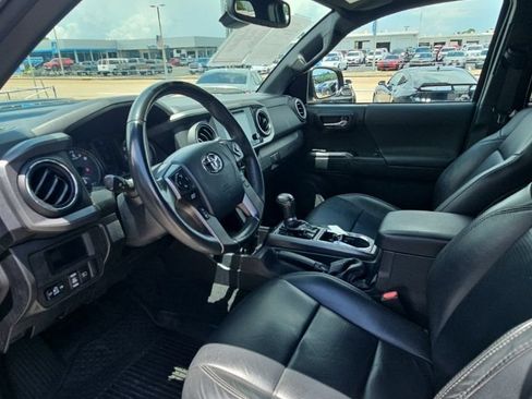 Used 2019 Toyota Tacoma TRD Sport w/ TRD Premium Sport Package AWD/4WD image 12