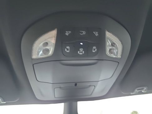 Used 2025 Chrysler Pacifica Select image 33