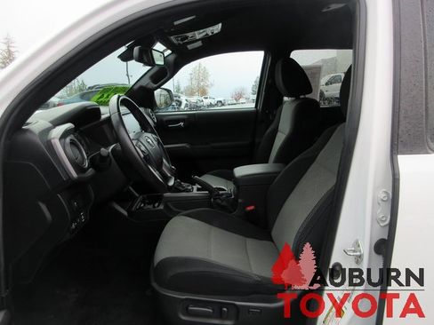 Used 2022 Toyota Tacoma TRD Off-Road image 10