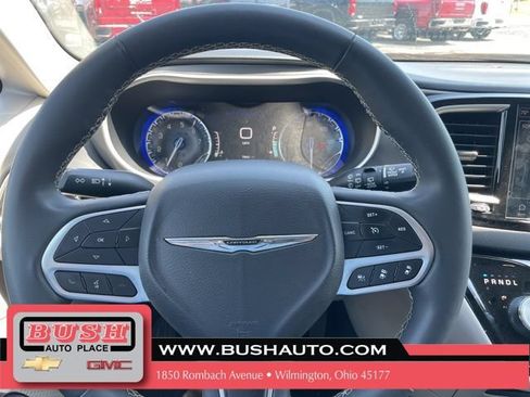 Used 2023 Chrysler Pacifica Touring-L FWD image 11