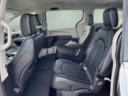 Used 2024 Chrysler Pacifica Touring-L image 31