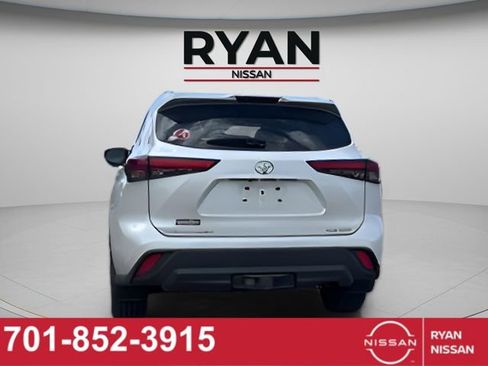Used 2022 Toyota Highlander XLE AWD/4WD image 2