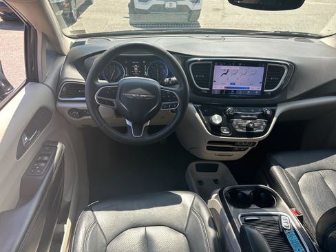 Used 2022 Chrysler Pacifica Touring-L image 21