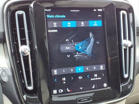 Used 2023 Volvo XC40 B5 Plus image 10