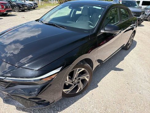 Used 2025 Hyundai Elantra Limited FWD image 1