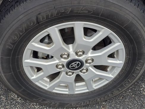 Certified 2024 Toyota Tacoma SR5 AWD/4WD image 10