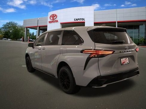 Certified 2025 Toyota Sienna XSE image 5