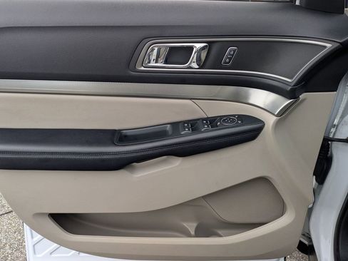Used 2018 Ford Explorer XLT image 12