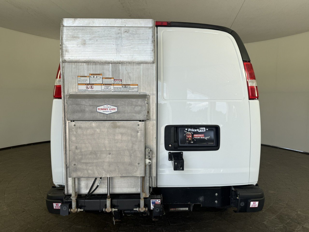 Used 2022 Chevrolet Express 3500 w/ Driver Convenience Package RWD image 6