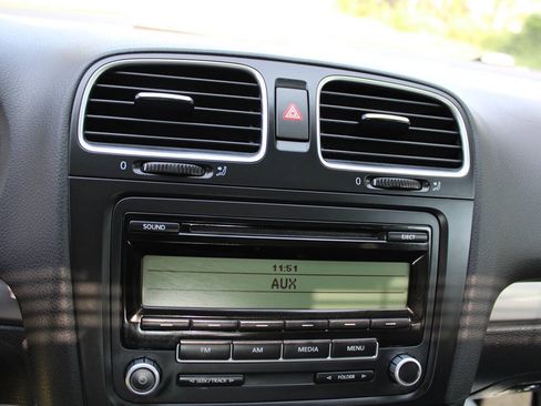 Used 2011 Volkswagen Golf 4-Door FWD image 21