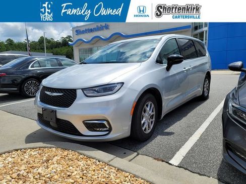 Used 2024 Chrysler Pacifica Touring-L FWD image 1