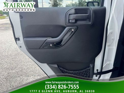 Used 2012 Jeep Wrangler Unlimited Sahara AWD/4WD image 27