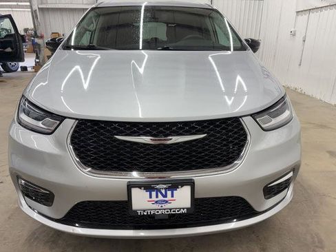 Used 2024 Chrysler Pacifica Limited FWD image 3