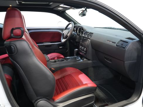 Used 2014 Dodge Challenger SXT RWD image 31