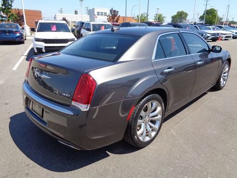 Used 2020 Chrysler 300 Touring w/ Chrome Appearance Package RWD image 6