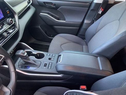 Used 2023 Toyota Highlander LE image 33