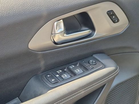 Used 2025 Chrysler Pacifica Select FWD image 13