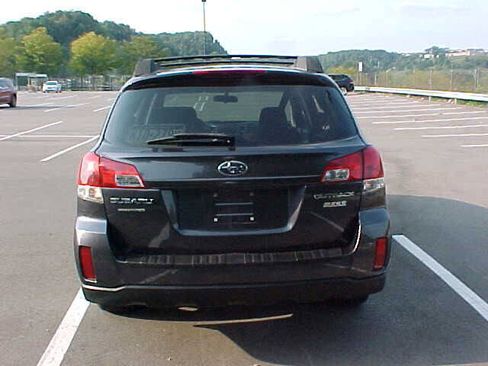 Used 2011 Subaru Outback 2.5i Premium w/ All-Weather Pkg image 8