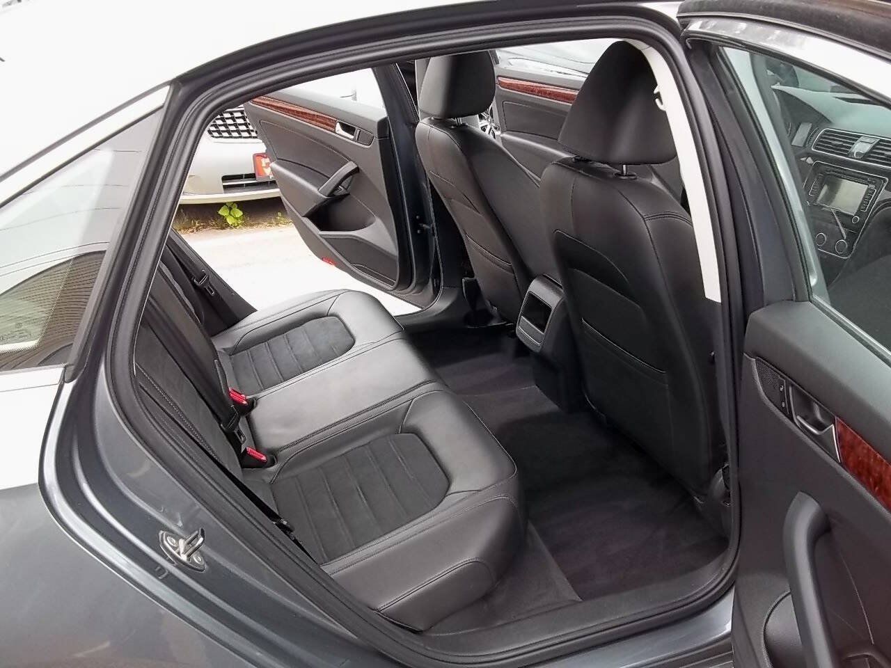 Used 2012 Volkswagen Passat 2.5 SEL FWD image 11